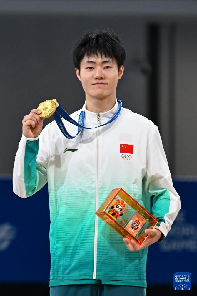 揽冠亚军, 新华社记者 揽冠亚军, 新华社记者