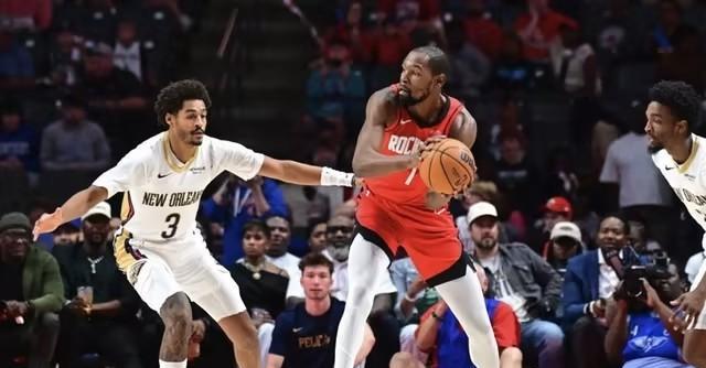 前锋, 保住阿门, 季前赛也打